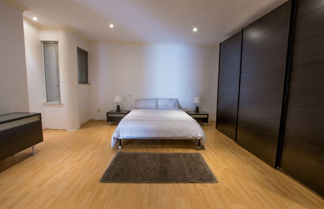 Bright, Spacious and Right in the Center - Foto 3