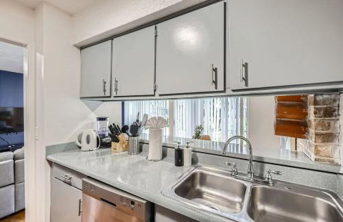 Your Cozy King Suite Getaway - Sleeps 4 - Pool, Prkg - Foto 19