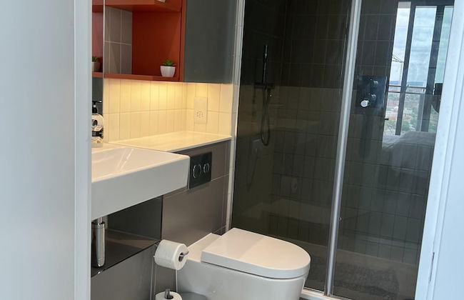 Delightfully Spacious Bright 2bedroom - Photo 12