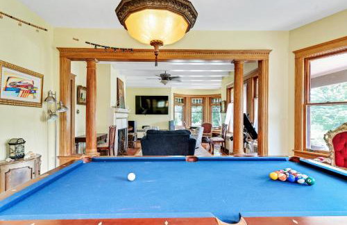 Mountain View Victorian with Convenient Location and Lots of Space tp Play farmhouse - Foto 21