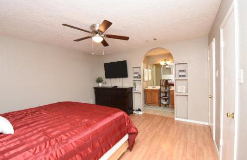 10 Minutes from IAH and Mall, Newly Rehabbed - Foto 47