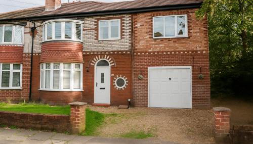 Bright 4BR Home with Garden with Free Parking and Sleeps up to 9 - Foto 2