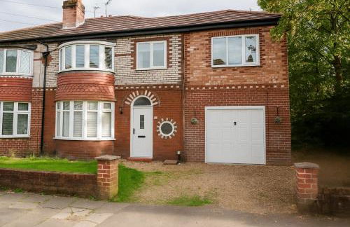 Bright 4BR Home with Garden with Free Parking and Sleeps up to 9 - Foto 2