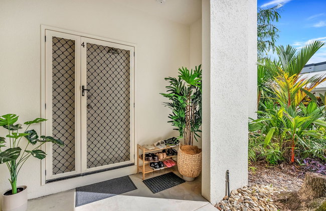 Spacious 3-beds w Direct Access to Pool - Photo 2