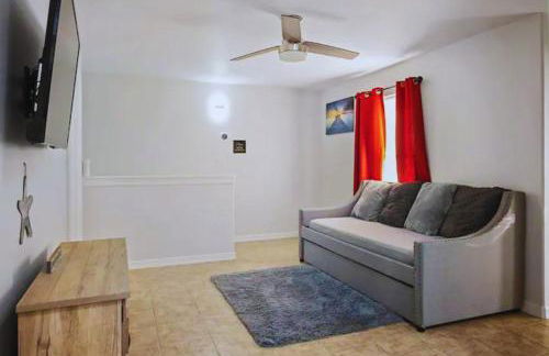 8 Mins to SPI Beach Spacious 3BR with Backyard - Foto 30