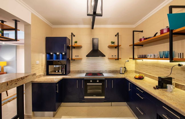 Xuru Stays I Waterfront Designer 2BR - 5 min to Airport - Foto 15