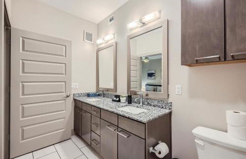 Cozy 1BR King Suite Close to Downtown w Fast Wifi - Photo 6