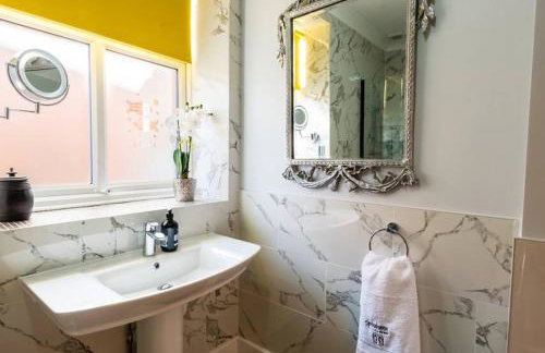 Beachside period family home. 5 BR spacious, comfortable. - Photo 39