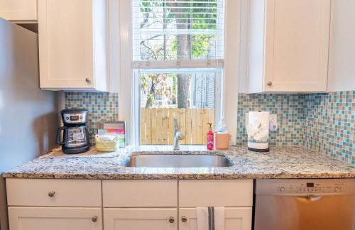 Pelican Hideaway - Charming Home & Entire Backyard - Foto 17