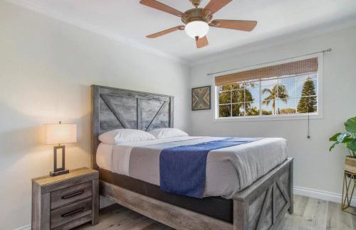 Charming Villa with Backyard Oasis Close to Beach - Foto 14