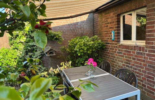 Central Comfort Home with Garden - Foto 16