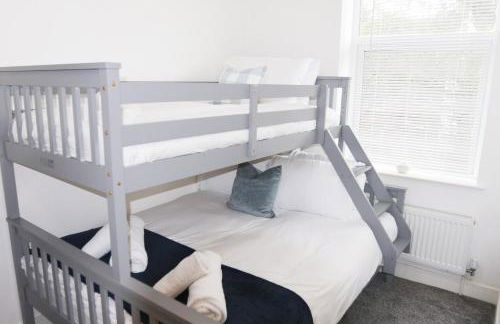 Home Near Etihad, Free Parking, Workplace & Garden - Foto 18