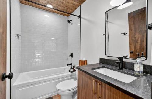 The Luxe House | Upscale Cabin w/ Hot Tub & Fire Pit! - Foto 10