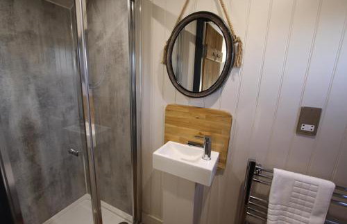 Springwood Shepherd Huts Glamping York - Photo 37