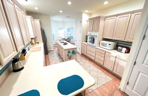 Lakefront Getaway LG South Facing Pool Hot Tub Pool Table & BBQ - 2 miles Disney - Foto 28