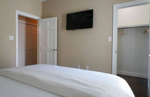 Quiet 3BR Escape, 4 TVs, Kitchen, Parking -F- - Foto 31