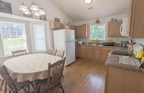 Cheerful 4Br Water View Lakehouse with Dock & More - Foto 19