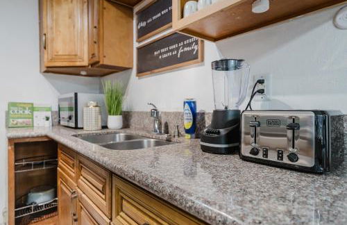 Entire Private Home with 4 Bedrooms 2 Bathrooms, Garage & Gated Yard, Near San Diego Gaslamp, Beach, Available Now - Foto 38