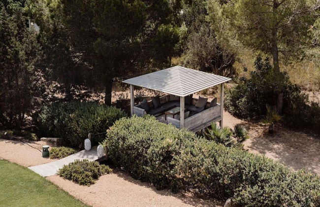 Modern Villa With Minimalistic Decor - Photo 36