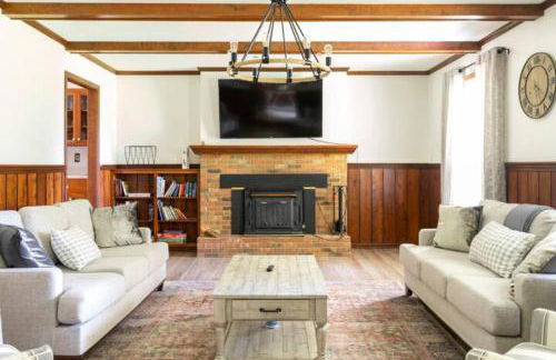 100 Acre Red Brick Ranch Hocking Hills Cabin Hot Tub 12 - Foto 4