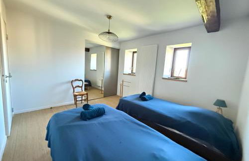 Le Pressoir, maison au calme, grand jardin, vue dégagée sur les champs, belle terrasse, 3 chambres, 2 sdb, 2 WC, parking privé, 5 kms de Bayeux et 7 kms plage d'Arromanches au coeur des plages du débarquement - Foto 9