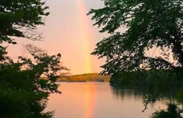 Waterfront Vacation Rental with Charming Wooden Interior near Mount Katahdin, Maine - Foto 7