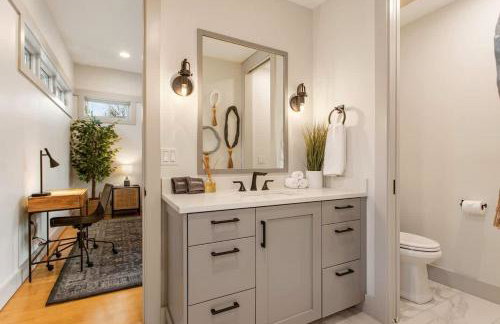 Beautiful Lakescape-4 BR Home with Heated Pool & Rec Space-Family Friendly - Foto 20