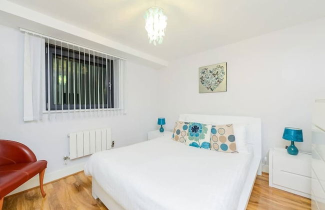 Canary Wharf Luxury Apartments - Photo 29