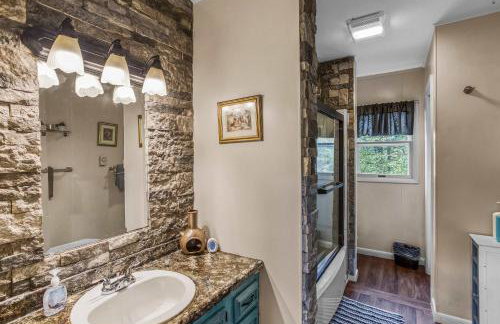 Mountain retreat w 2 fireplaces & lake - Foto 46