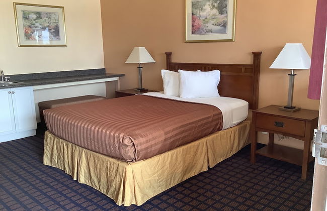 Silver Spur Vintage Inn & Suites - Photo 18