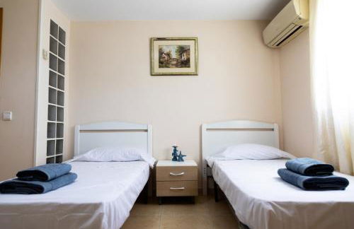 Townhouse with terraces and communal pool - Photo 9