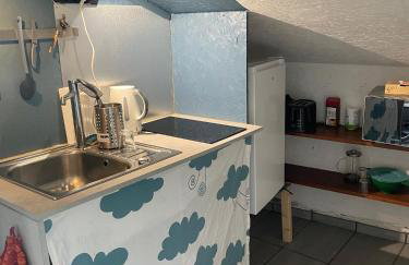 Chambre calme au dessus d'un atelier, kitchenette, douche et toilettes dédiées - Foto 3
