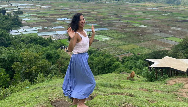 Disfrutando de los paisajes de la colina