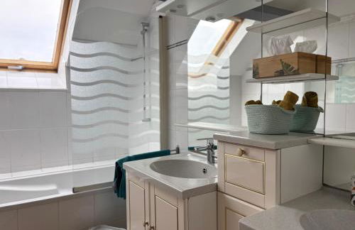 Le So Art, grande maison 4 chambres, terrain de pétanque, grand jardin clos, flipper, babyfoot, jeux Arcade, ping pong,1 km mer, proche golf, Port en Bessin, Bayeux et plages du débarquement, adaptée enfants - Foto 39