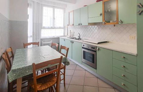 2 Bedroom Beautiful Apartment In Marina Di Campo - Photo 4