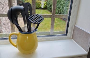 Stylish 4BR House, Sleeps 7, High-Speed Wi-Fi, Long Stay Friendly - Foto 27