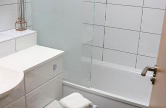 Aisiki Living at Upton Road, Multiple 1, 2, or 3-Bedroom Apartments, King or Twin Beds with Free WiFi & Parking Space - Foto 116