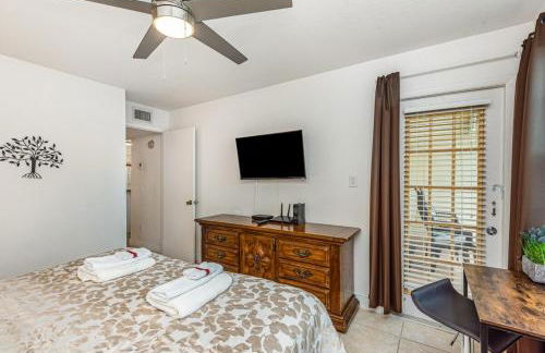 Serene Pondside Getaway - BC10 - Foto 13