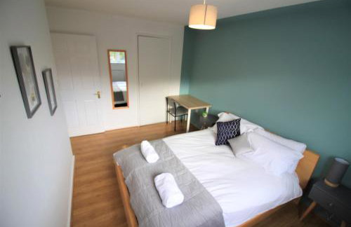 St James House - Charming 3 bed, 2 bathrooms, driveway parking, close to town centre - Photo 3