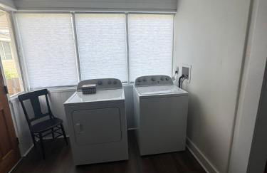 Downtown Location W Patio plus Washer and Dryer - Foto 12