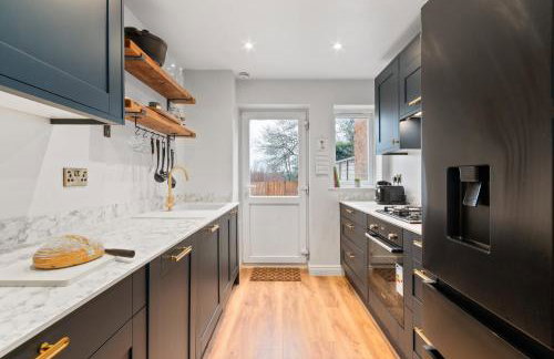 Marlow - Three Bedroom House - Parking - Photo 7