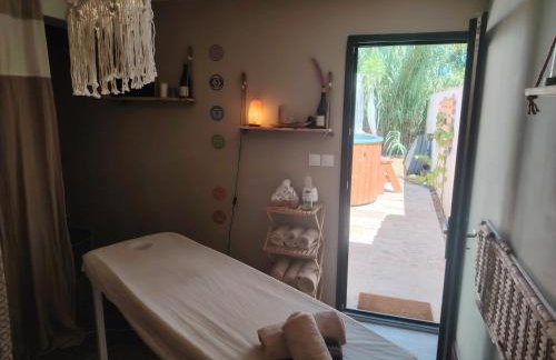Suite romantique avec jacuzzi privatif - Photo 8