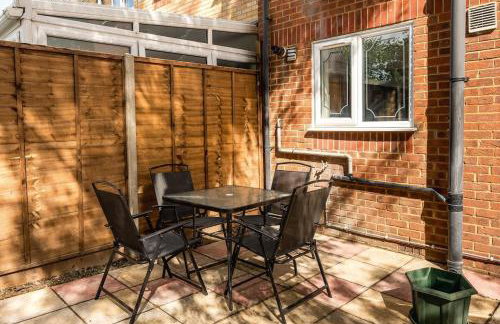 Family-Friendly 3-Bed House with Huge Garden - Foto 25