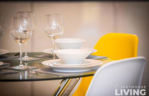 NEW Spacious Modern Townhouse Sleeps 12 Free Parking - Foto 17