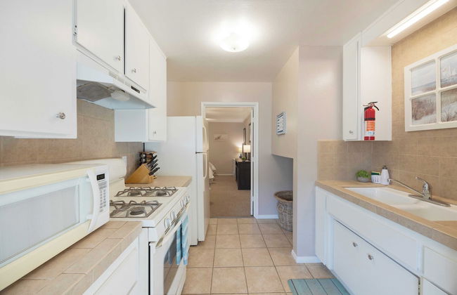 Steps to Beach w/ Patio+deck Foosball Happy Bottom Beach House by Avantstay - Foto 23