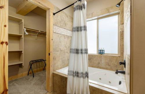 The Moccasin Lodge with Hot Tub and Fire Pit Escape - Foto 27