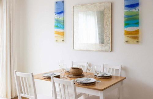 Sunny & Modern Near the Beach & Village w Parking - Foto 13