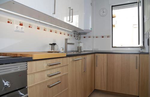 Quiet, Modern Apartment - Photo 18