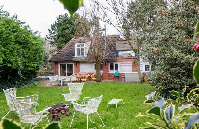 Beautiful Bungalow With Garden - Photo 1