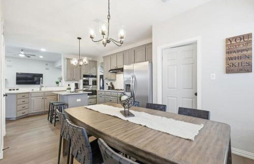 Luxury Backyard Pool & Patio Oasis 4-BD - Foto 13